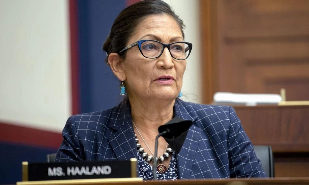 ΗΠΑ: Η Ντεμπ Χάαλαντ πρώτη αυτόχθων που γίνεται μέλος της κυβέρνησης